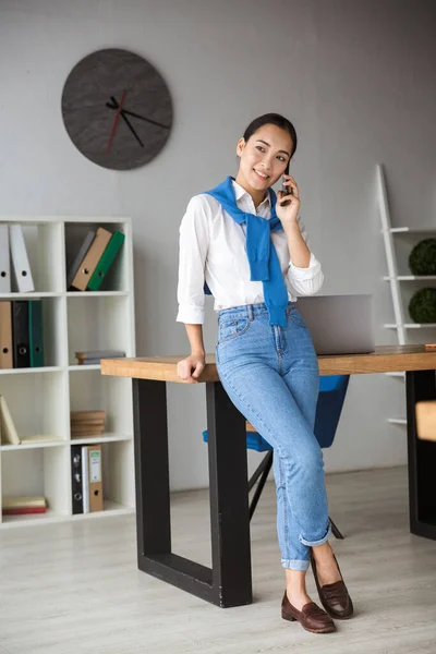 Imagem Jovem Secretária Asiática Mulher Usando Celular Enquanto Trabalhava Escritório — Fotografia de Stock