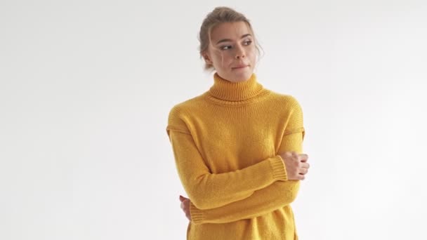 Tajemnica Ładna Blondynka Swetrze Pozowanie Skrzyżowanymi Ramionami Pokazując Gest Milczenia — Wideo stockowe