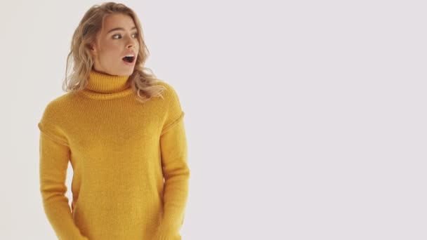 Förvånad Söt Blond Kvinna Tröja Tittar Bort Och Pekar Copyspace — Stockvideo