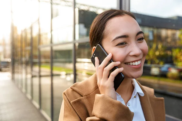 Bild Ung Brunett Asiatisk Kvinna Bär Rock Med Hjälp Mobiltelefon — Stockfoto