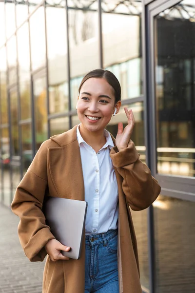 Bild Ung Brunett Asiatisk Kvinna Bär Öronsnäckor Hålla Bärbar Dator — Stockfoto