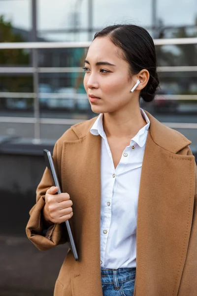 Leende Ung Asiatisk Affärs Owoman Klädd Rock Promenader Utomhus Staden — Stockfoto