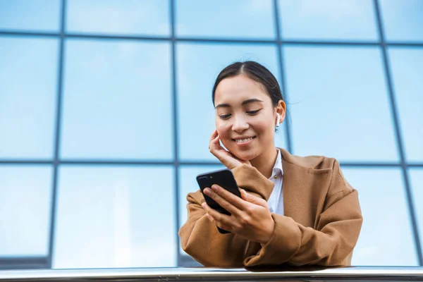 Sonriente Joven Asiático Jalá Sowoman Usando Abrigo Pie Frente Edificio —  Fotos de Stock