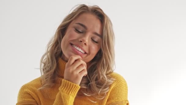 Feliz Mulher Loira Bonita Pensativa Suéter Tocando Seu Queixo Olhando — Vídeo de Stock