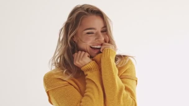 Šťastný Plachý Hezká Blondýna Žena Svetru Skrývá Rozhlíží Šedém Pozadí — Stock video