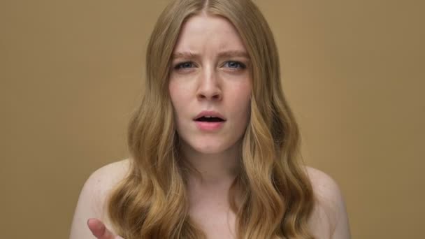 Şaşırmış Yarı Çıplak Uzun Saçlı Bir Kadın Bej Arka Planda — Stok video