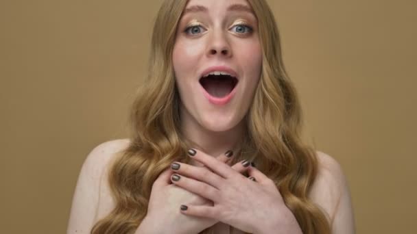 Una Joven Feliz Sonriente Mujer Semidesnuda Con Pelo Largo Regocija — Vídeo de stock