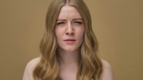 Uzun Saçlı Canı Sıkkın Yarı Çıplak Bir Kadın Bej Arka — Stok video