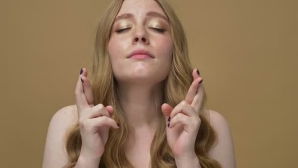 Una Hermosa Mujer Joven Semidesnuda Con Pelo Largo Está Pidiendo — Vídeos de Stock