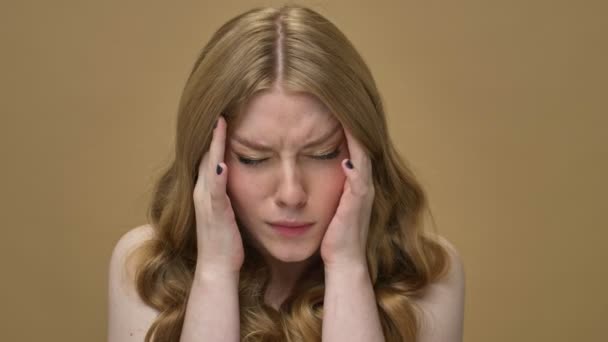 Een Ontevreden Jonge Halfnaakte Vrouw Met Lang Haar Masseert Haar — Stockvideo