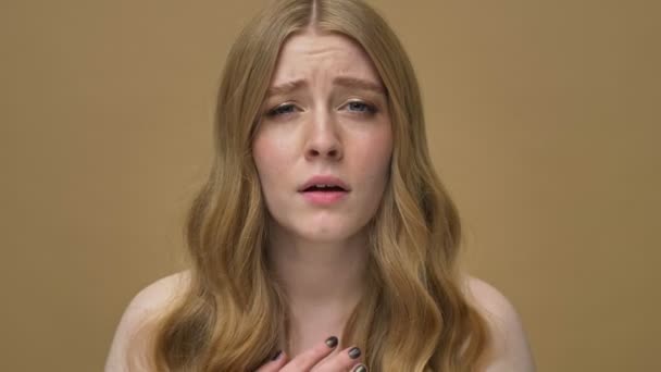 Chora Półnaga Kobieta Długimi Włosami Kicha Beżowym Tle — Wideo stockowe