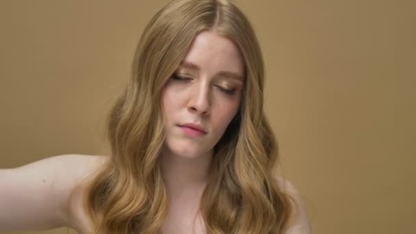 Güzel Yarı Çıplak Uzun Saçlı Bir Kadın Eli Bej Arka — Stok video
