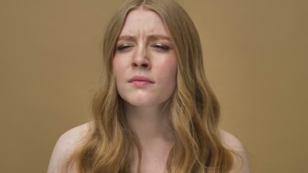 Красивая Молодая Полуголая Женщина Длинными Волосами Чувствует Запах Закрывает Нос — стоковое видео