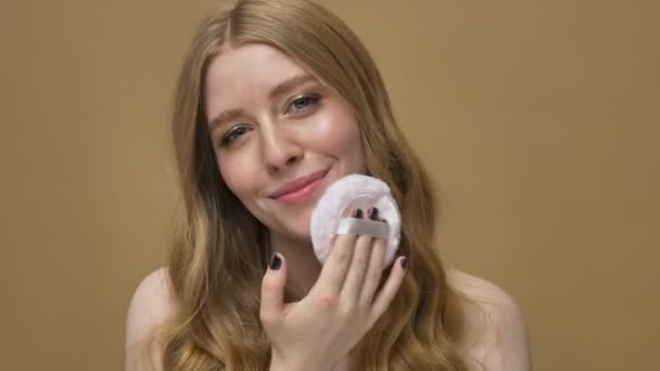 Uma Feliz Jovem Mulher Semi Nua Com Cabelo Comprido Está — Vídeo de Stock