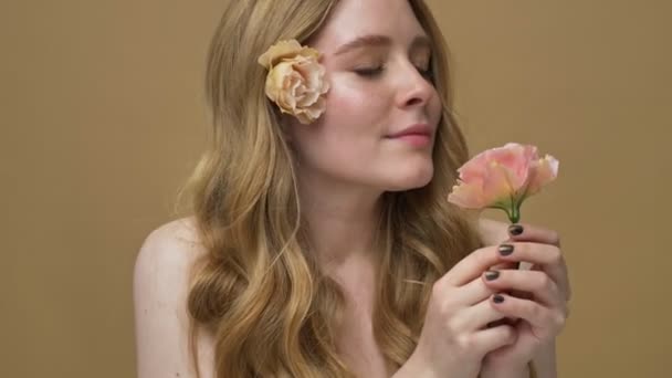 Прекрасная Молодая Полуголая Женщина Длинными Волосами Чувствует Запах Красивого Цветка — стоковое видео
