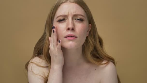 Недовольная Несчастная Молодая Полуголая Женщина Длинными Волосами Чувствует Себя Расстроенной — стоковое видео