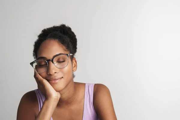 Porträtt Afrikansk Amerikansk Sömnig Kvinna Glasögon Ler Samtidigt Stötta Huvudet — Stockfoto