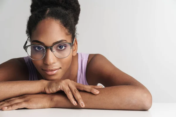 Porträtt Afrikansk Amerikansk Nöjd Kvinna Glasögon Tittar Kameran Isolerad Över — Stockfoto