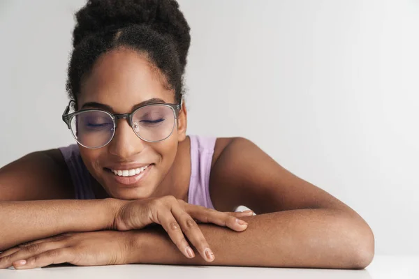 Porträtt Afrikansk Amerikansk Rolig Kvinna Glasögon Skrattar Med Ögonen Stängda — Stockfoto