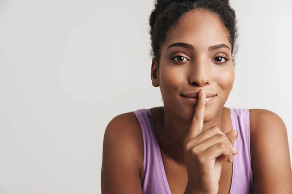 Porträtt Afrikansk Amerikansk Nöjd Kvinna Tittar Kameran Samtidigt Som Tystnad — Stockfoto