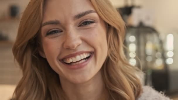 Uma Visão Perto Uma Jovem Feliz Positiva Está Rindo Para — Vídeo de Stock