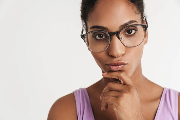Porträtt Närbild Afrikansk Amerikansk Förvirrad Kvinna Glasögon Tittar Kameran Isolerad — Stockfoto