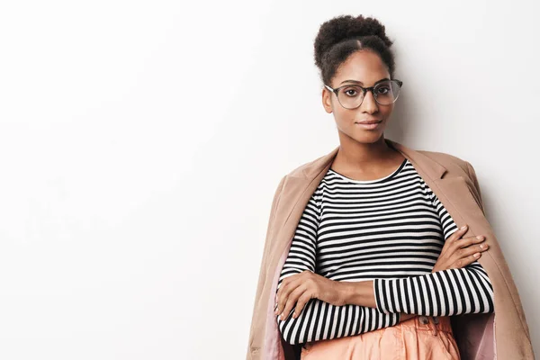 Porträtt Afrikansk Amerikansk Söt Kvinna Glasögon Poserar Med Händerna Korsade — Stockfoto