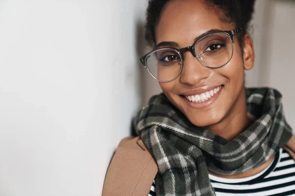 기대어 웃으면서 안경을 아프리카 미국인 여성의 — 스톡 사진