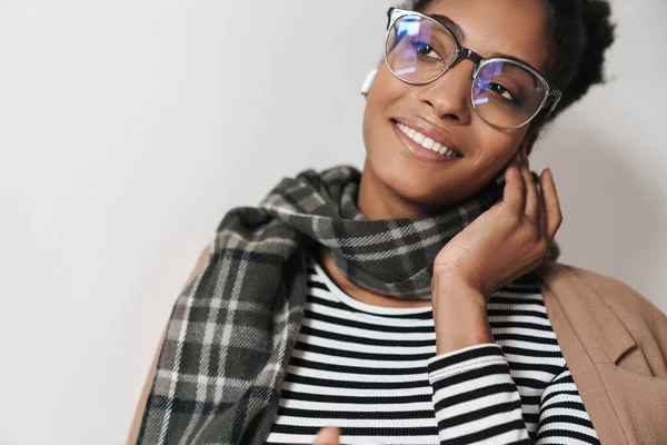 Porträtt Afrikansk Amerikansk Nöjd Kvinna Glasögon Leende Och Använda Hörlurar — Stockfoto
