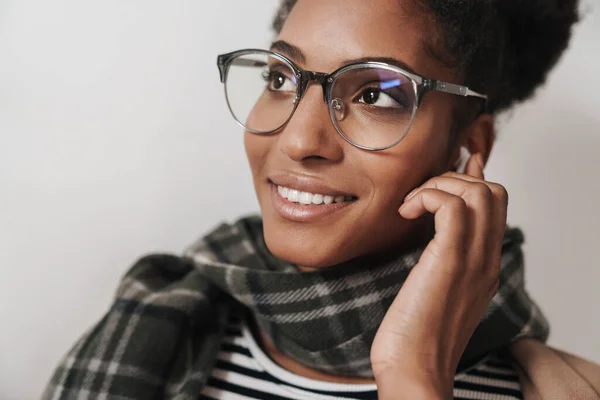 Porträtt Närbild Afrikansk Amerikansk Nöjd Kvinna Glasögon Leende Och Använda — Stockfoto