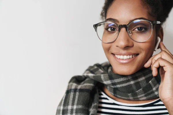 Porträtt Närbild Afrikansk Amerikansk Glad Kvinna Glasögon Leende Och Använda — Stockfoto