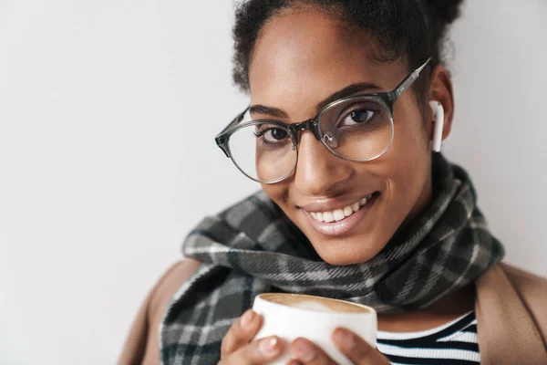 안경을 커피를 마시고 외따로 떨어져 이어폰을 사용하여 아프리카 미국인 여성의 — 스톡 사진