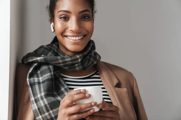 Vackra Leende Ung Afrikansk Kvinna Bär Höst Outfit Stående Medan — Stockfoto