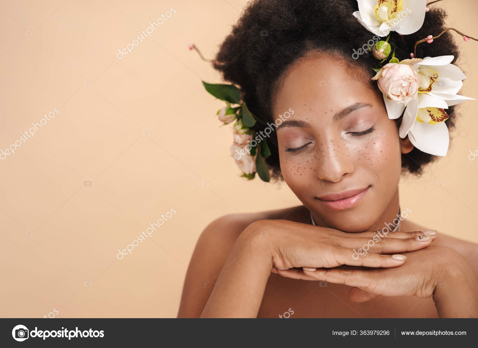 半裸雀斑的年轻非洲妇女的画像她的头发上有花朵与米色背景相隔离 图库照片 C Vadymvdrobot 半裸雀斑的年轻非洲妇女的画像她的头发上有花朵与米色背景相隔离 图库照片 C Vadymvdrobot