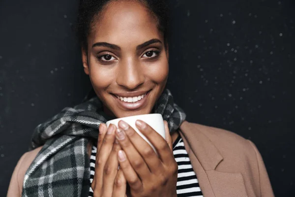 고립된 미소짓고 커피를 마시는 아프리카 미국인 매력적 여성의 모습이 드러나다 — 스톡 사진