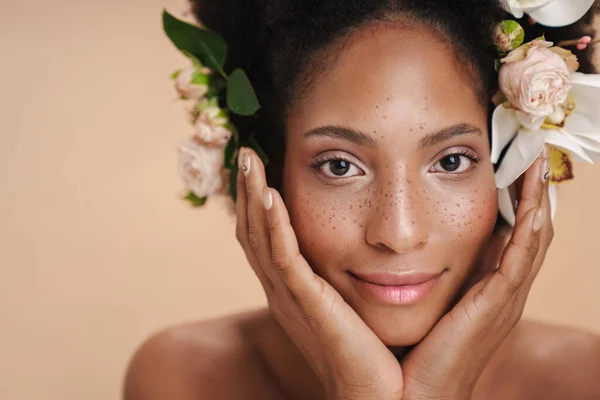 Retrato Jovem Afro Americana Sardenta Semi Nua Com Flores Cabelo — Fotografia de Stock