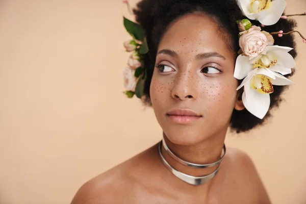 Porträt Einer Jungen Halbnackten Sommersprossigen Afrikanisch Amerikanischen Frau Mit Blumen — Stockfoto