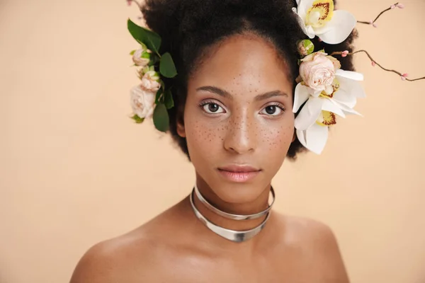 Porträtt Ung Halvnaken Fräknig Afrikansk Amerikansk Kvinna Med Blommor Håret — Stockfoto