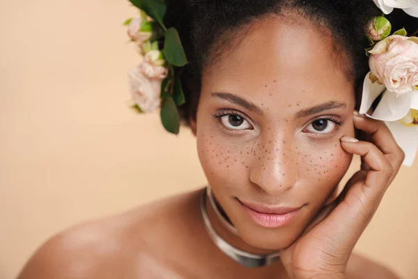 Porträtt Ung Halvnaken Fräknig Afrikansk Amerikansk Kvinna Med Blommor Håret — Stockfoto