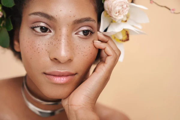 Porträtt Ung Halvnaken Fräknig Afrikansk Amerikansk Kvinna Med Blommor Håret — Stockfoto