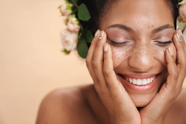 Porträtt Ung Halvnaken Fräknig Afrikansk Amerikansk Kvinna Med Blommor Håret — Stockfoto