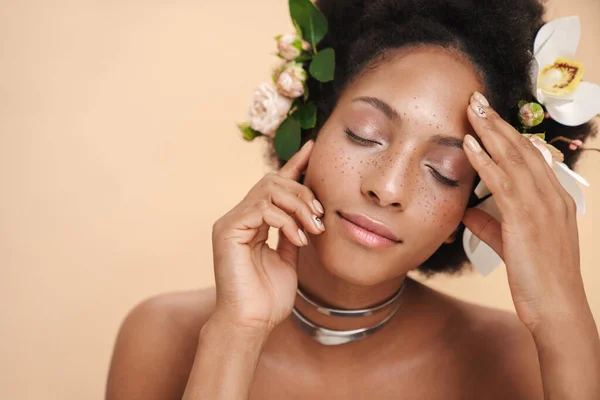 Retrato Jovem Afro Americana Sardenta Semi Nua Com Flores Cabelo — Fotografia de Stock