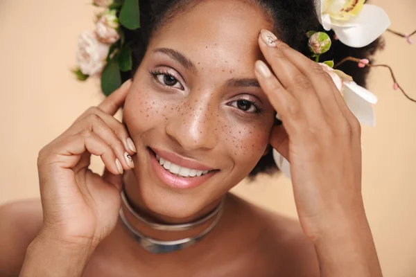 Retrato Una Joven Afroamericana Semidesnuda Pecosa Con Flores Pelo Aisladas — Foto de Stock