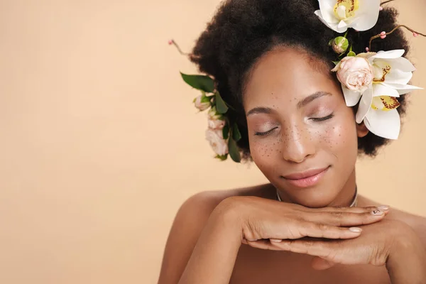 Portrait Jeune Femme Afro Américaine Moitié Nue Avec Des Fleurs — Photo