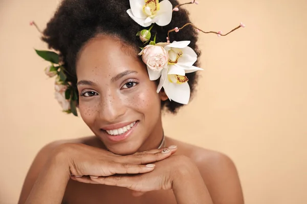 Porträtt Ung Halvnaken Fräknig Afrikansk Amerikansk Kvinna Med Blommor Håret — Stockfoto