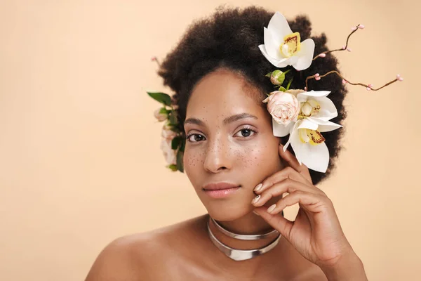 Porträtt Ung Halvnaken Fräknig Afrikansk Amerikansk Kvinna Med Blommor Håret — Stockfoto