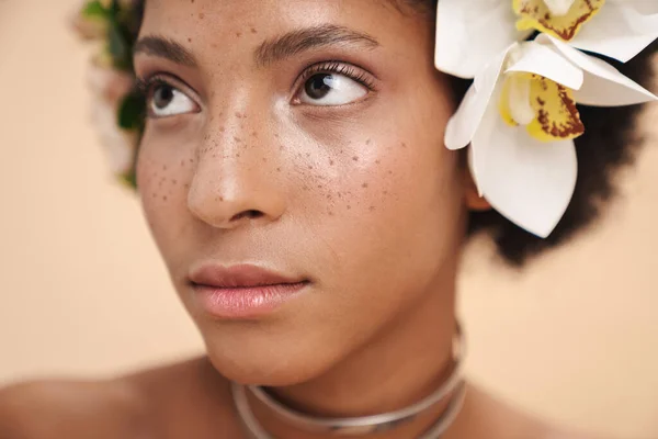 Porträtt Ung Halvnaken Fräknig Afrikansk Amerikansk Kvinna Med Blommor Håret — Stockfoto