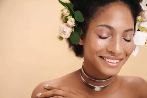 Portrait Young Half Naked Freckled African American Woman Flowers Her — Stock Photo, Image