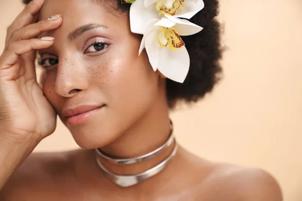 Porträt Einer Jungen Halbnackten Sommersprossigen Afrikanisch Amerikanischen Frau Mit Blumen — Stockfoto