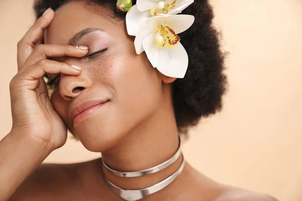 Portrait Jeune Femme Afro Américaine Moitié Nue Avec Des Fleurs — Photo